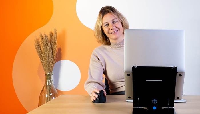 happy-ergonomic-working-with-ergonomic-mouse.jpg happy-ergonomic-working-with-ergonomic-mouse.jpg